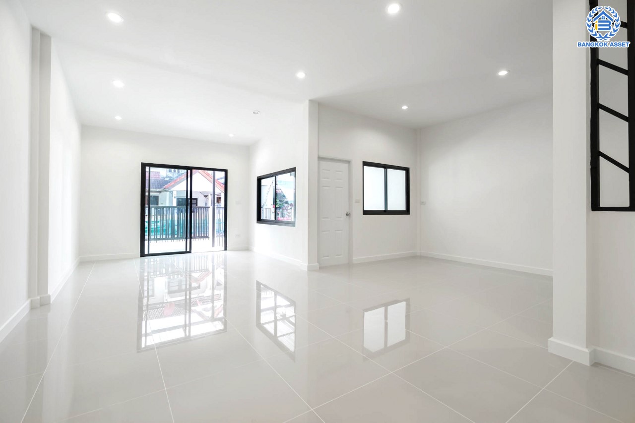 บ้านมือสองตกแต่งใหม่ หน้าโครงการติดรถไฟฟ้า "สถานีไทรม้า"!! ม.ซื่อตรง พระนั่งเกล้า-ท่าอิฐ ทาวน์เฮ้าส์หลังใหญ่ เนื้อที่ 26 ตร.ว. ฟังก์ชัน 3 ห้องนอน 2 ห้องน้ำ 1 ที่จอดรถ ทำเลใกล้ เซ็นทรัลรัตนาธิเบศร์ และทางด่วน "งามวงศ์วาน"